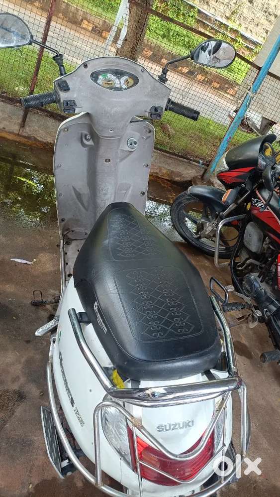 Good condition Suzuki scooter - white colour