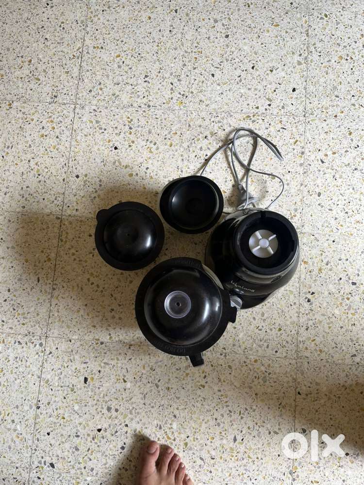 Mixer with 3 jars