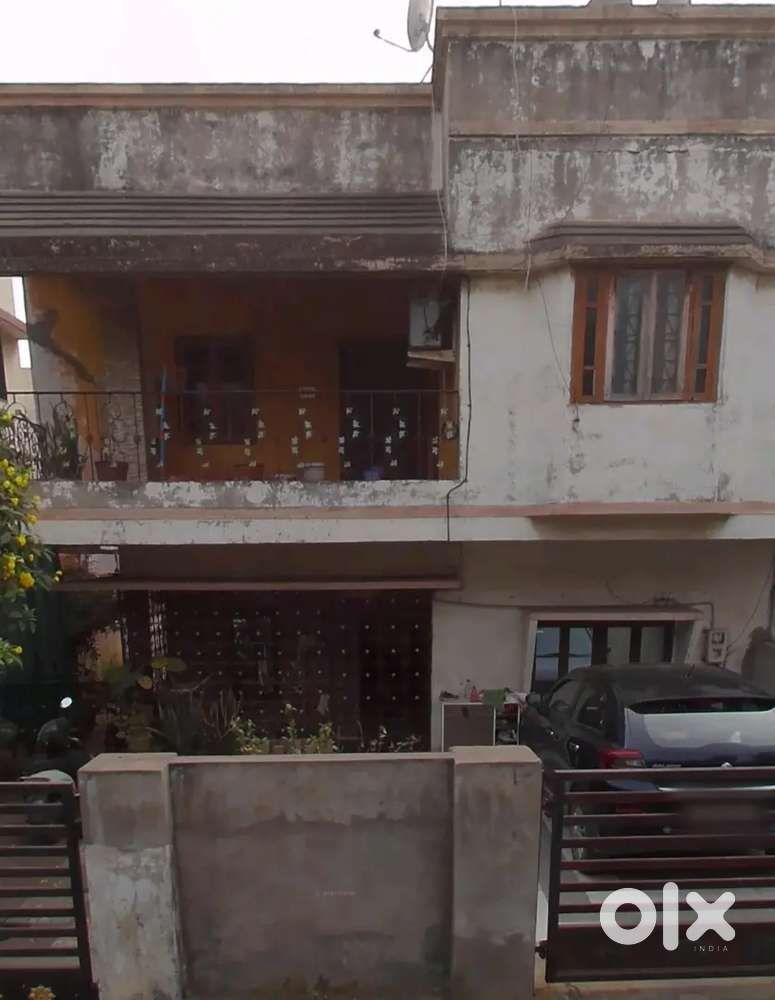 220 VAAR PLOT AREA HOUSE ON SELL