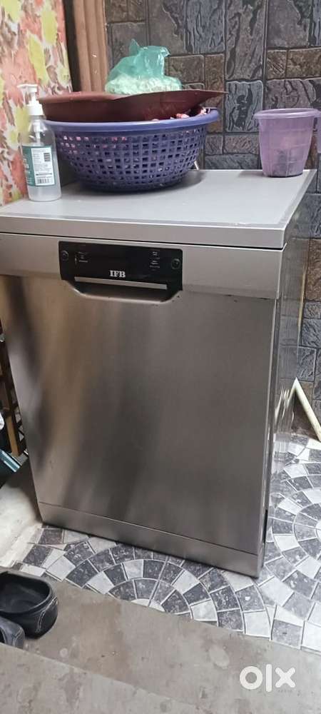 Kitchen plates, spoon, washing machine