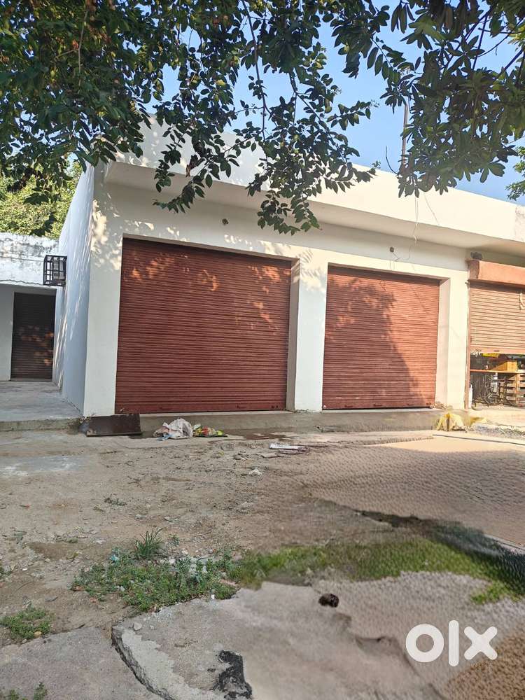 Commercial shop on prime location