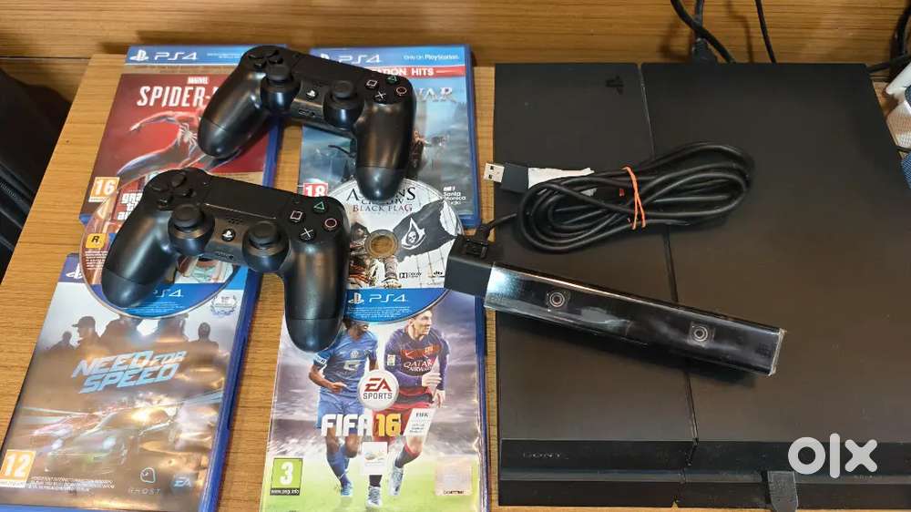 Sony PlayStation 4 PS4 6 Games 2 Controllers 1 Camera