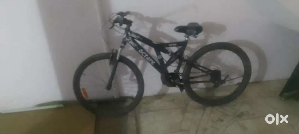 gero wali bicycle h silvar me h black design taip kar rakhi h