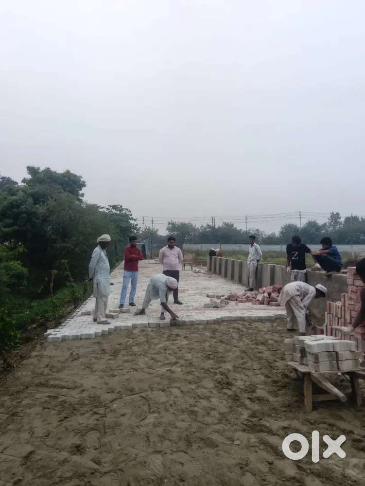 Gaur City से मात्र 10m की दूरी पर प्लॉट ले।