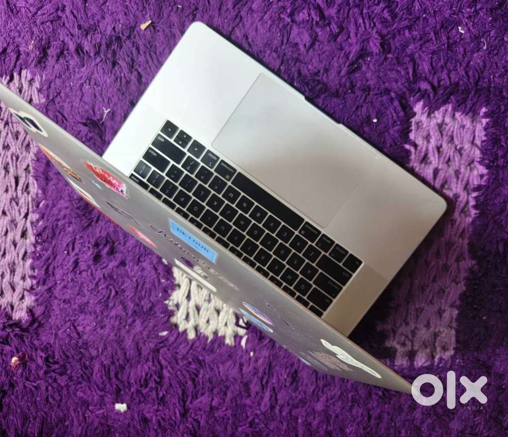 Apple MacBook Pro 15.4 inch with Touch Bar  16 GB 256 GB i7