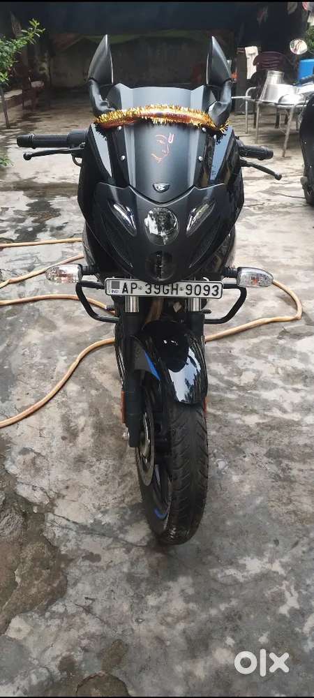 Bajaj 220f