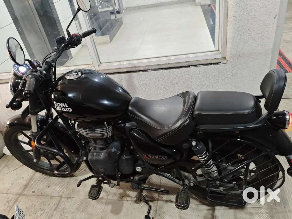 Royal Enfield Meteor 350 Fireball Black