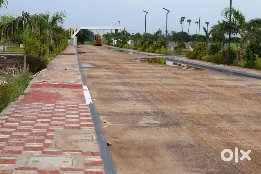 ఇల్లు కట్టుకోవటానికి సిద్ధంగా ఇళ్ల మధ్యలో ప్లాట్