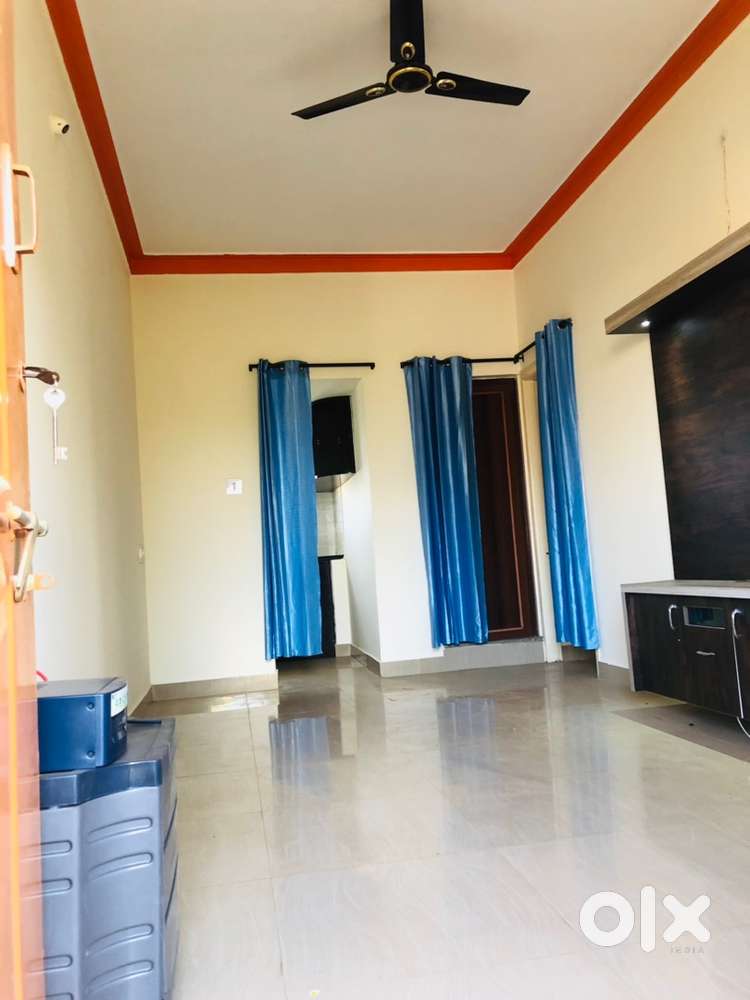 House having 24hrs water supply,(UPS) powerback up and well maintained