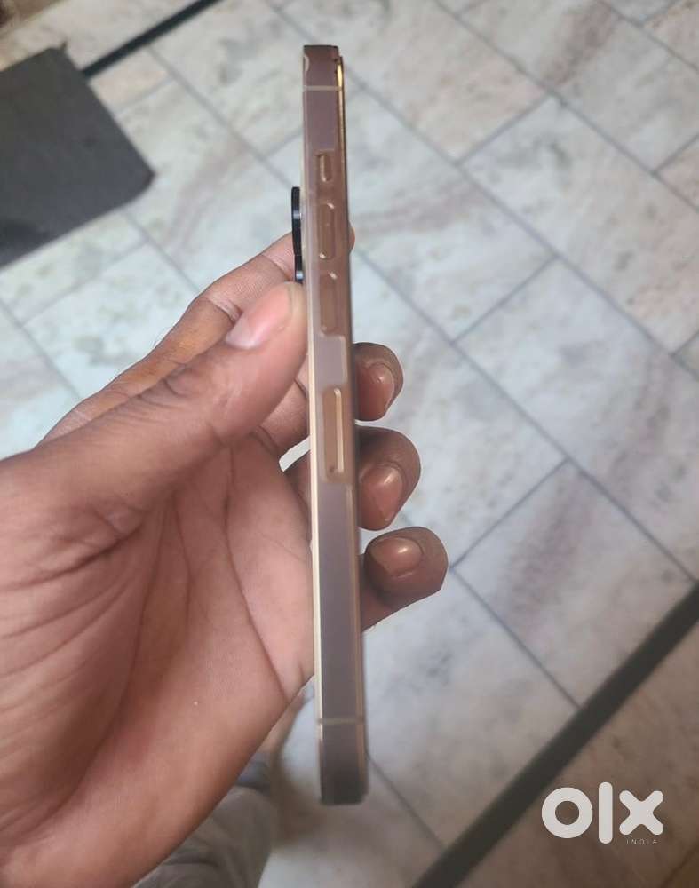 I phone 13 pro 256 gb A1 condision h ek bhi screch nhi h bilkul bulbul