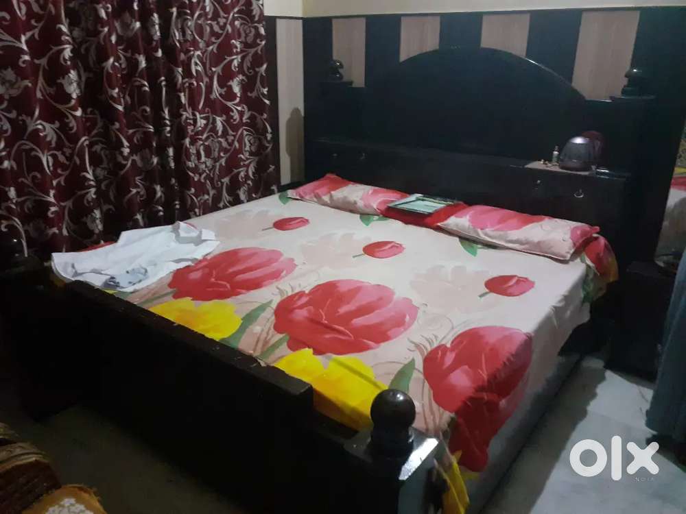 Double bed with 2 matterss
