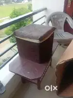 Tea table & 2 puffys
