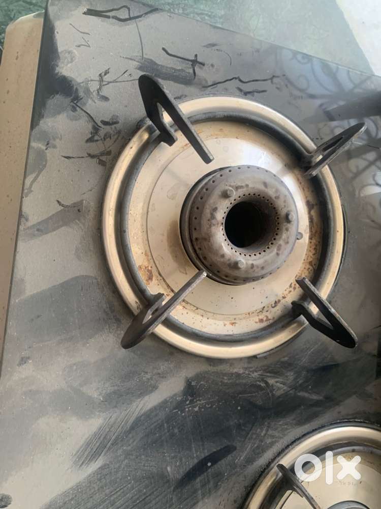 Gas stove with three burners