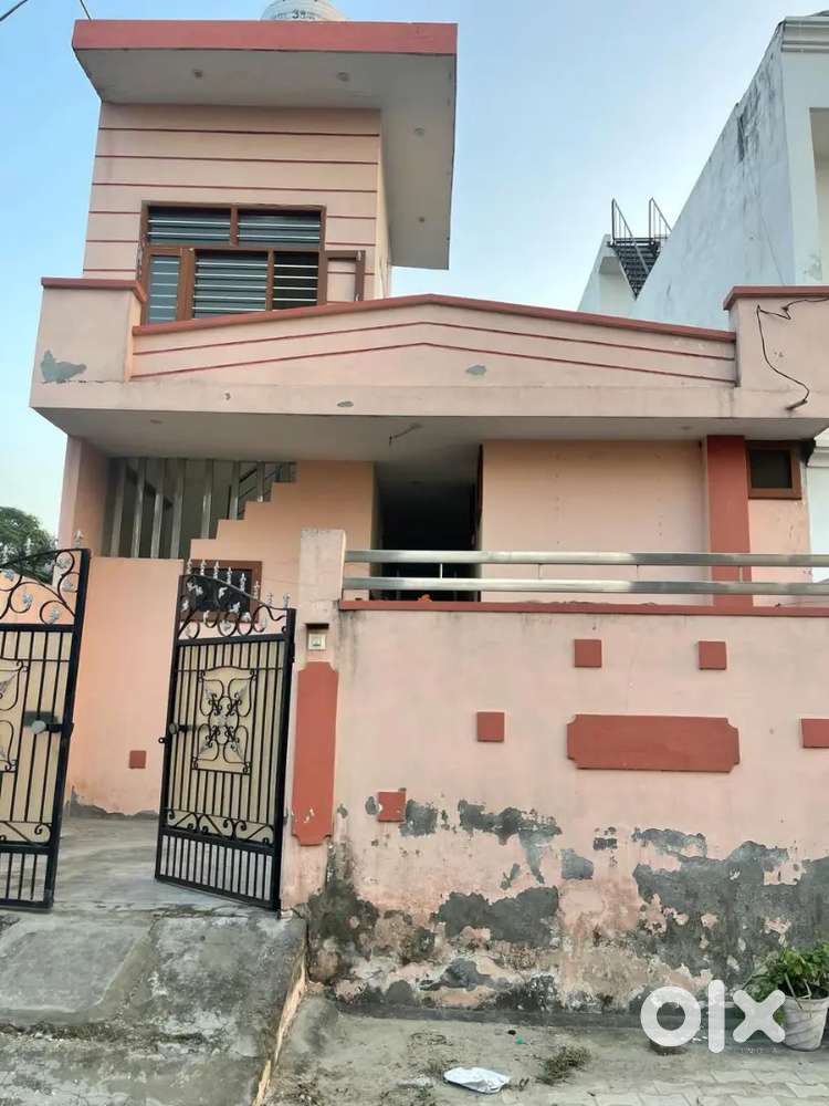 Single room  with separate  bathroom