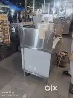 Momos Steel Counter New He Plastic bhi nahi nikala he abtak