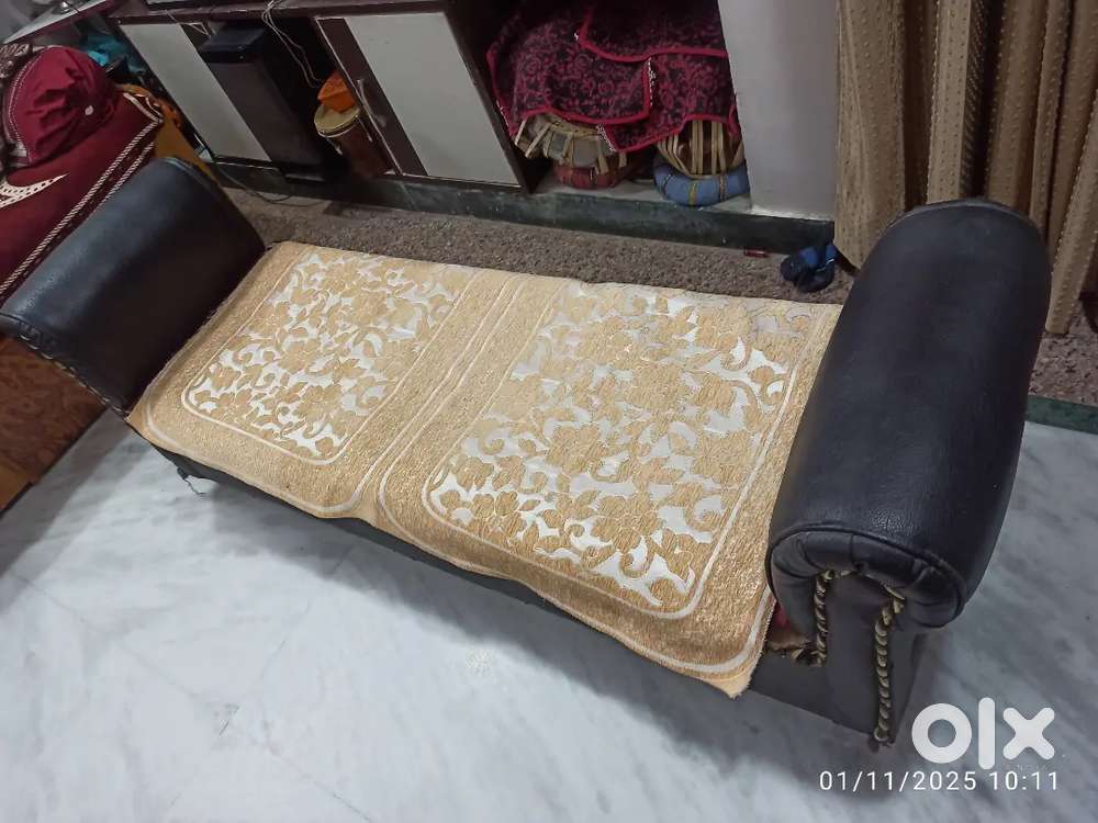 3 seater Shetty, 3 door wooden storage rack, 2 tables