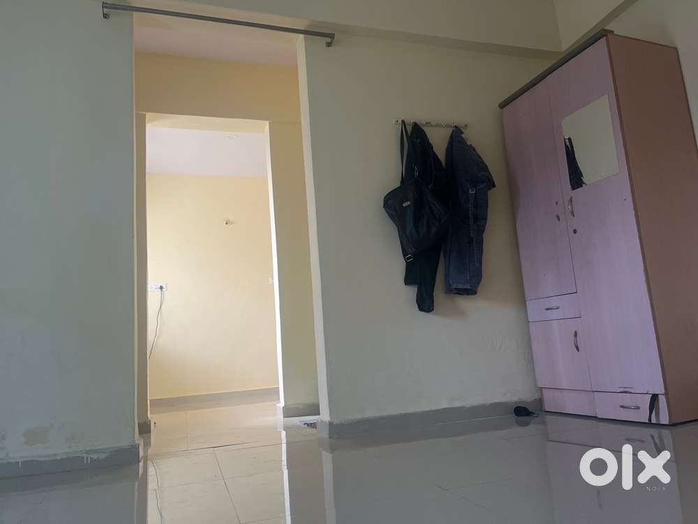 Female roomate need in boy flat