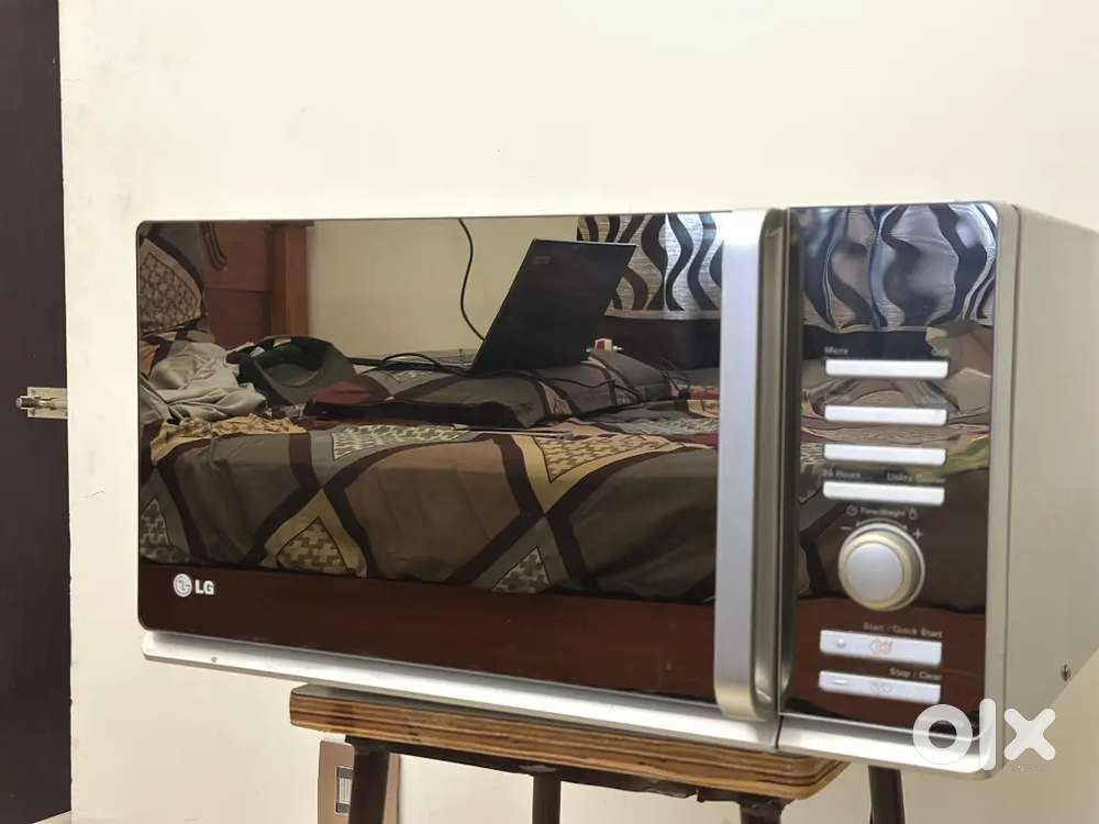 LG - 23 litre Microwave Oven - Excellent working condition