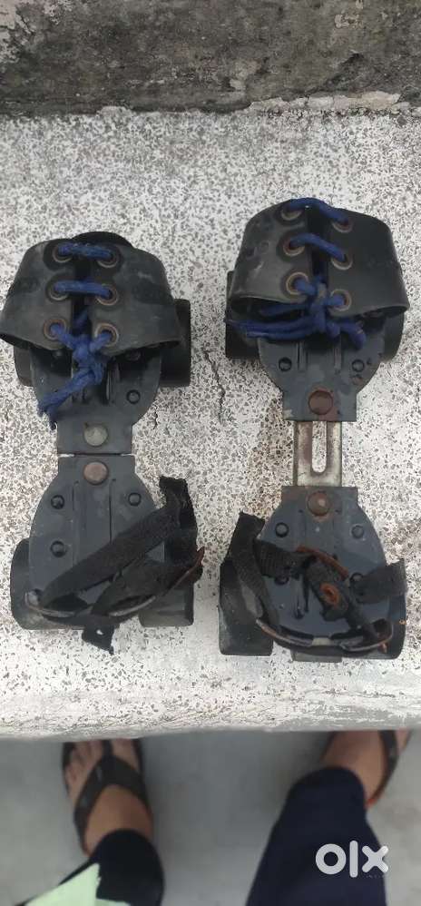 Skates (black and red)