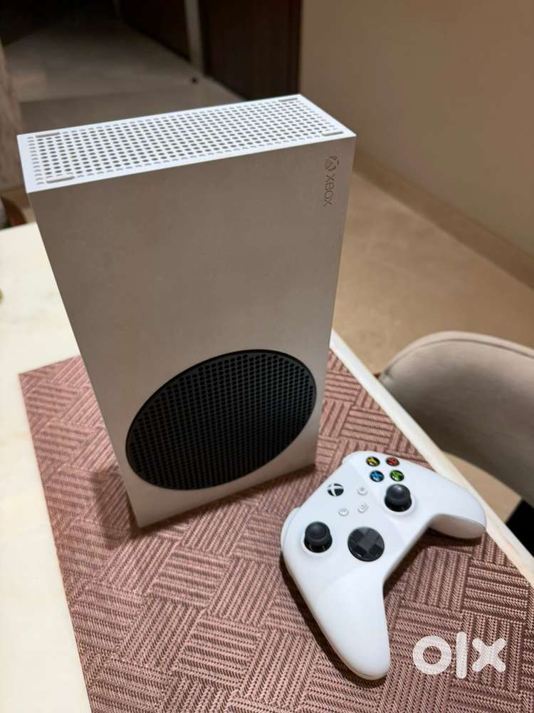 Xbox Series S (512 Gb) with box + Extra Controller + Battery Kit