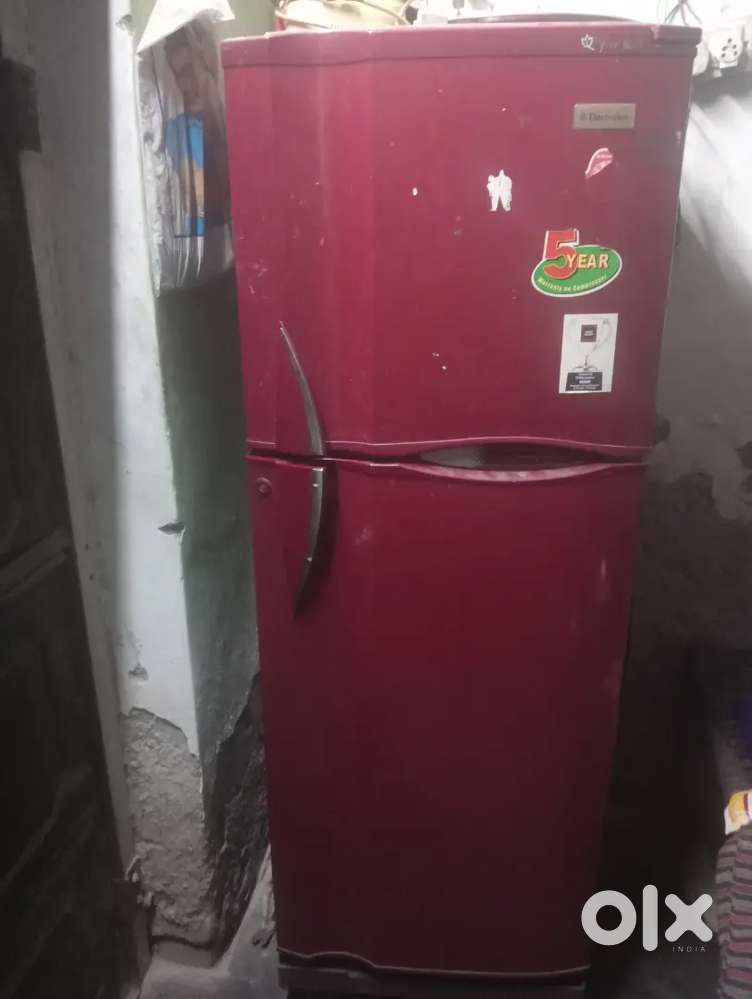 D fridge h 2 khane bala bikau h kisi bhai ko lena ho to contact kre