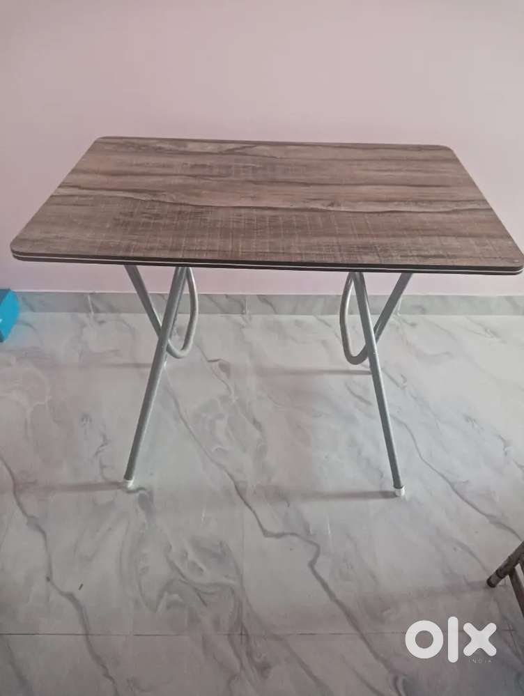Foldable table with 2 chairs
