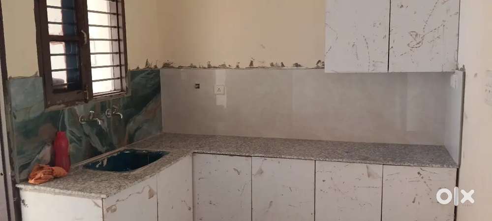 Good condition attached kitchen and one bathroom  and one vehda,.