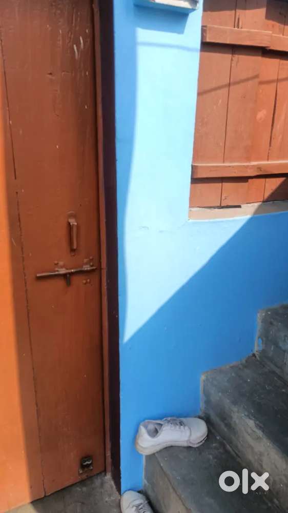 Near kdk college room available