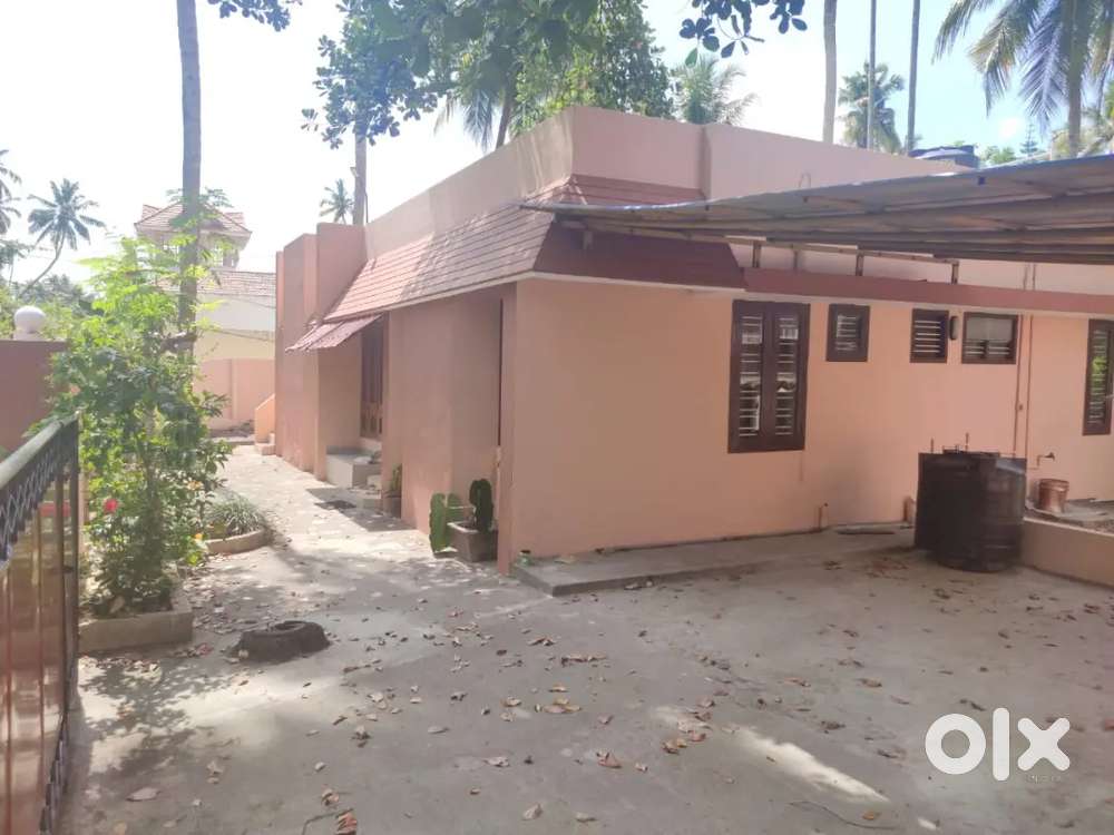 9.5 Cents Land With House Near Enchakkal Junction