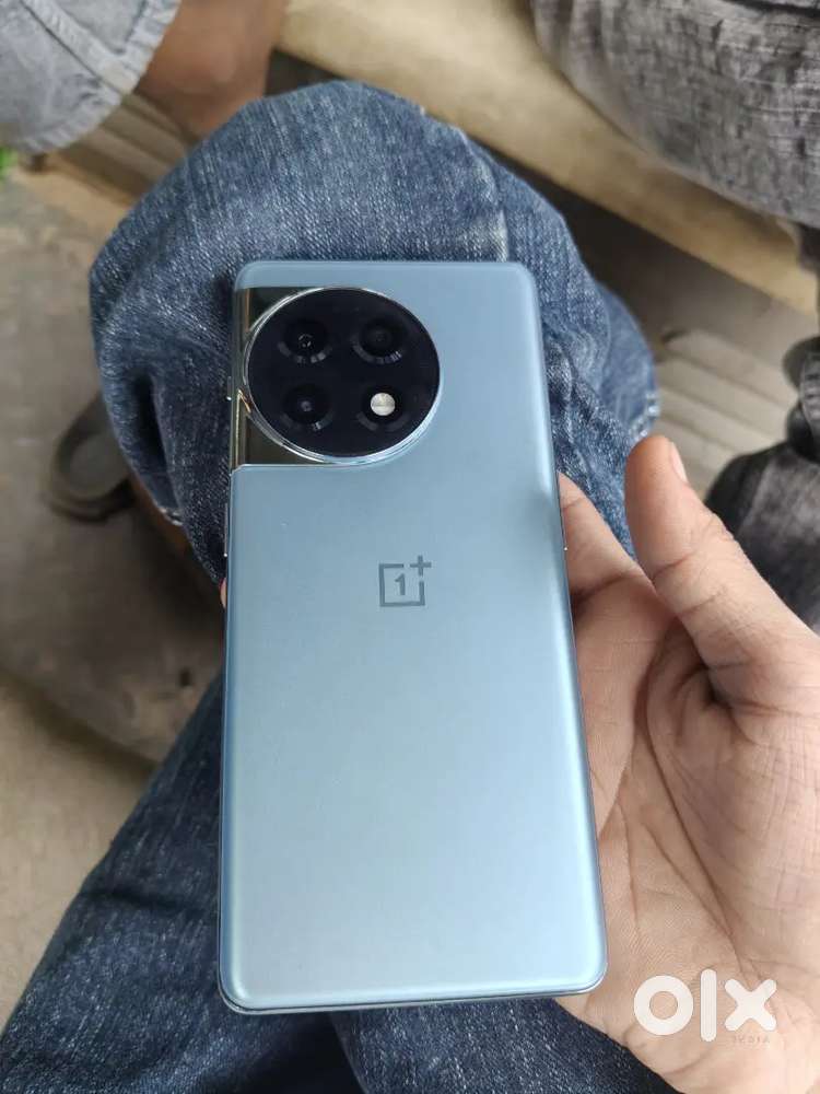 One plus 11r 16/256 in very good condition with box and charger