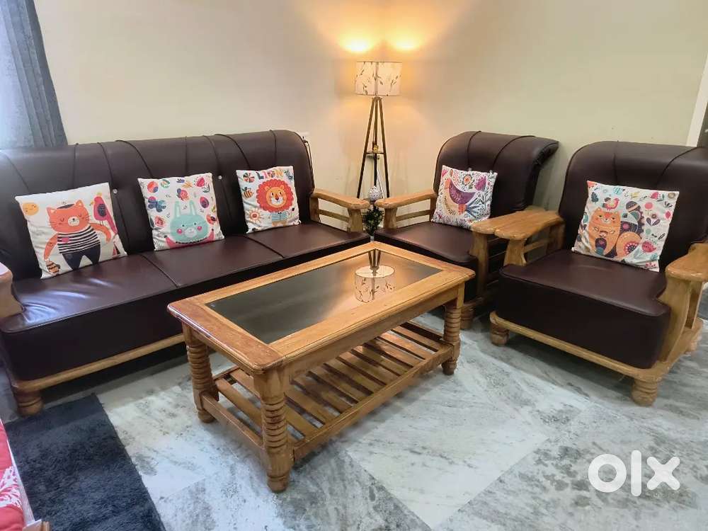 5-Seater Sofa with tea table in Excellent Condition for Sale