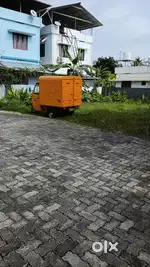 5.5 cent,Land Aluva, uccollege 3.800 km, malikampeedika,