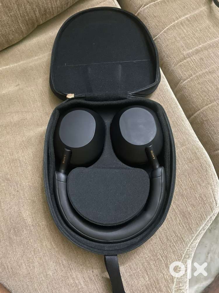 Sony WH-1000XM5 wireless headphones.