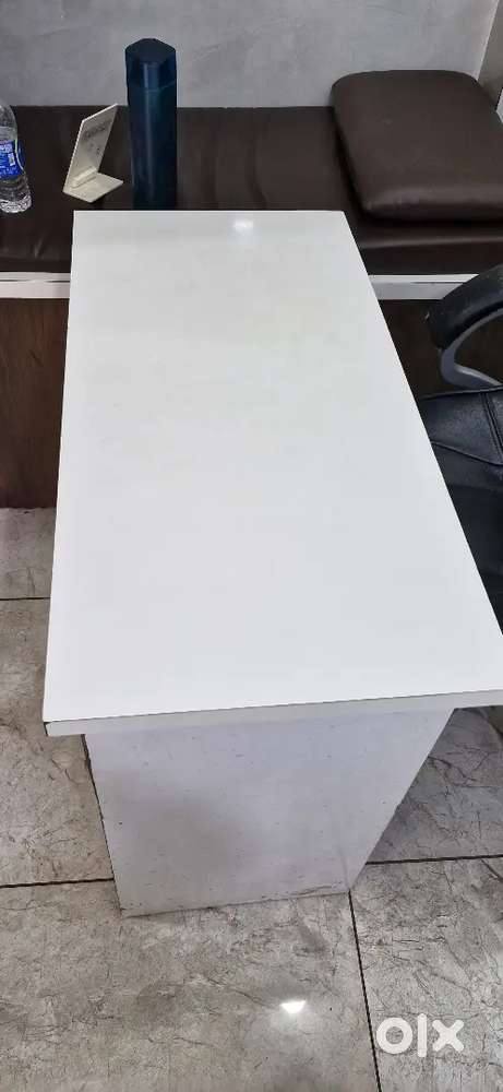 Office chair and tableh