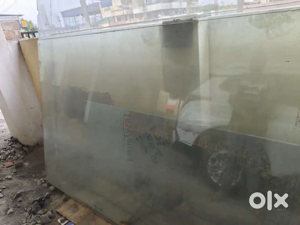 Toughened glass available for salesizetotal 18ftL*10ftHfixed 3ftL door