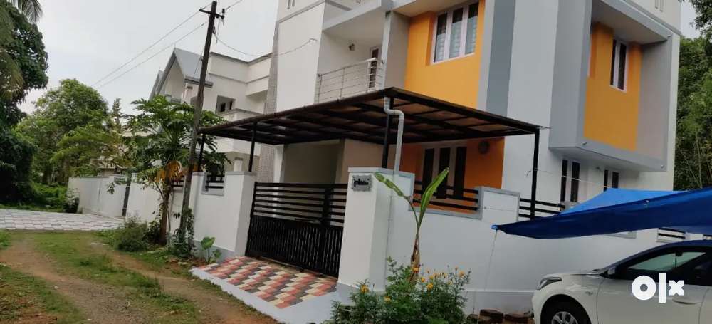 INDEPENDENT HOUSE 6.5 CENTS AT ERNAKULAM FOR IMMEDIATE SALE
