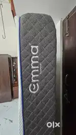 Emma mattress 8month used 8inch spring mattress