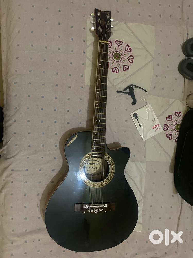 Handrix guitar with 1 capo and 3 picks