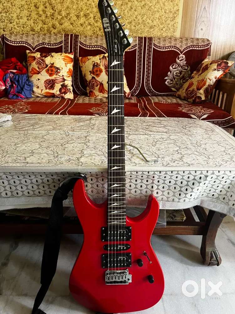 Electric Guitar with amplifier, processor and guitar leads