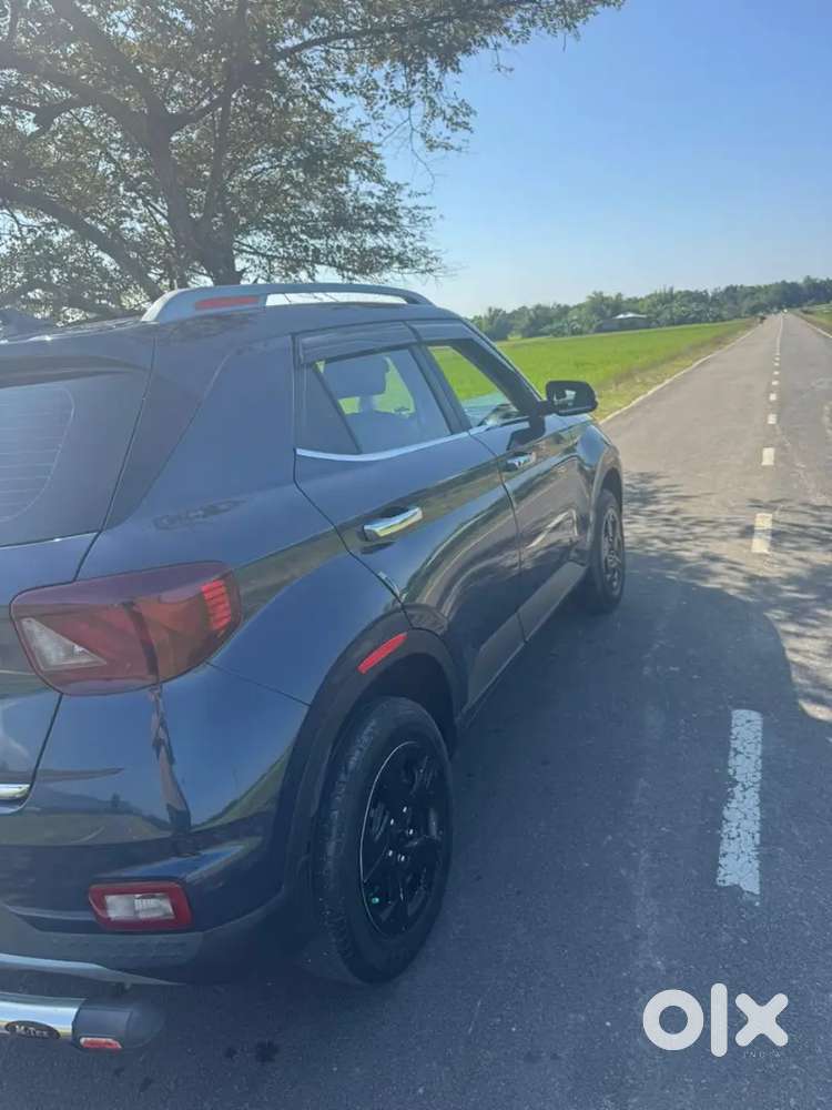 Hyundai Venue 2022 Petrol 13800 Km Driven