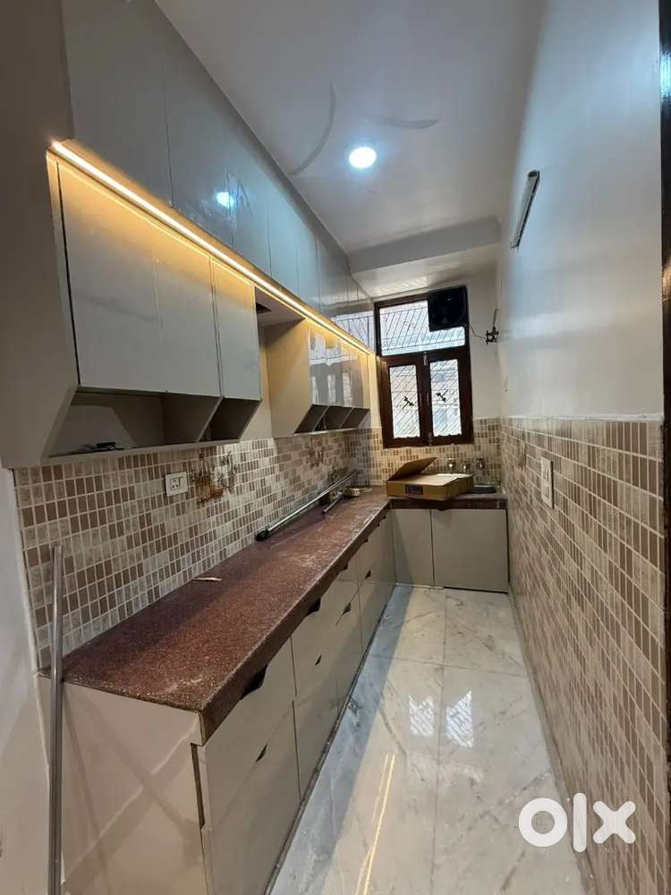 2bhk semi furnished flat available in indirapuram near sec-62