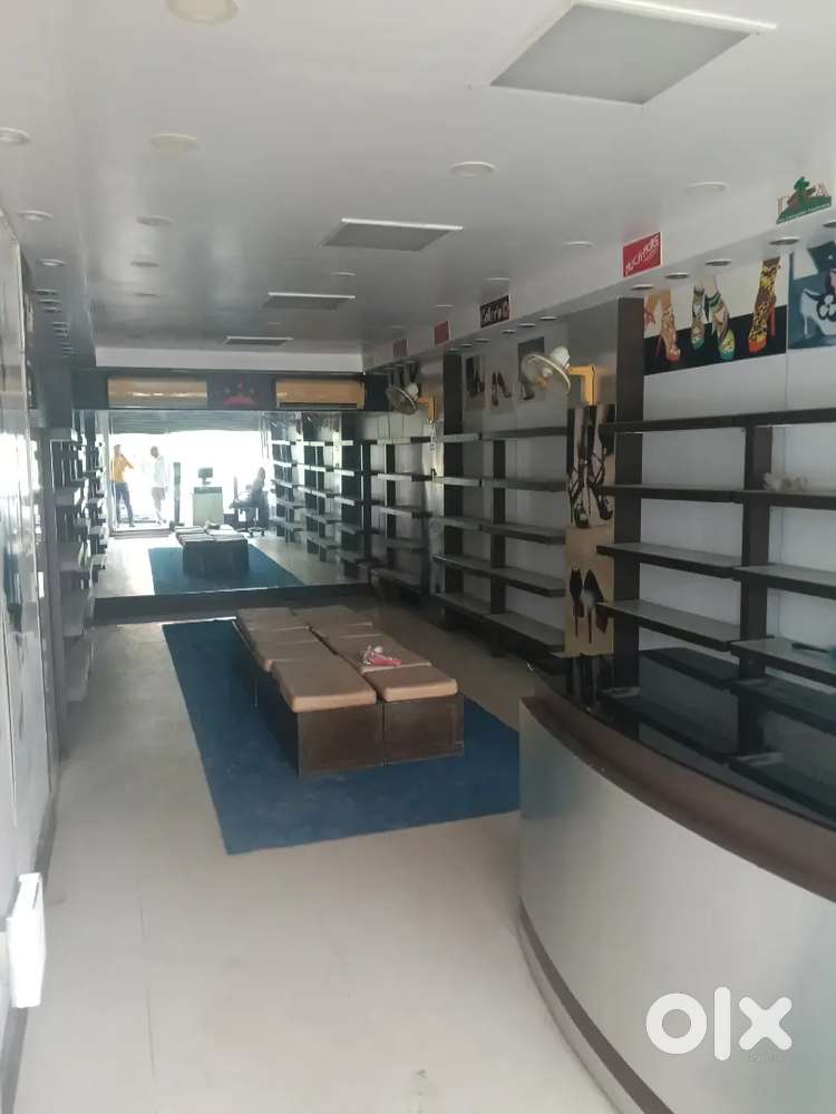 Commercial shop 750 sqft on Road Aliganj
