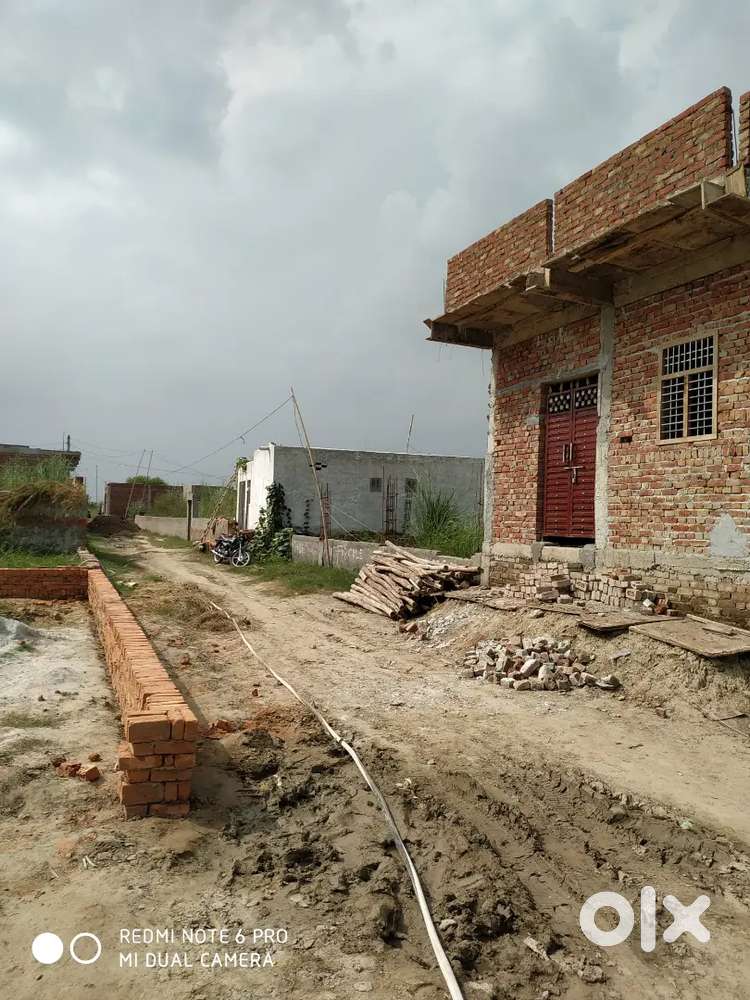Noida mai Plot hi Plot
