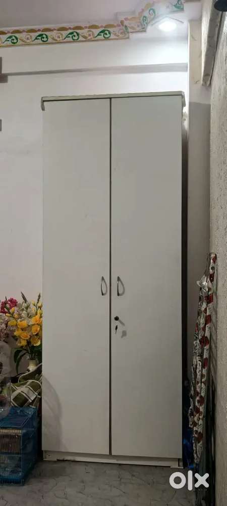 Double Door White Wardrobe in Good Condition