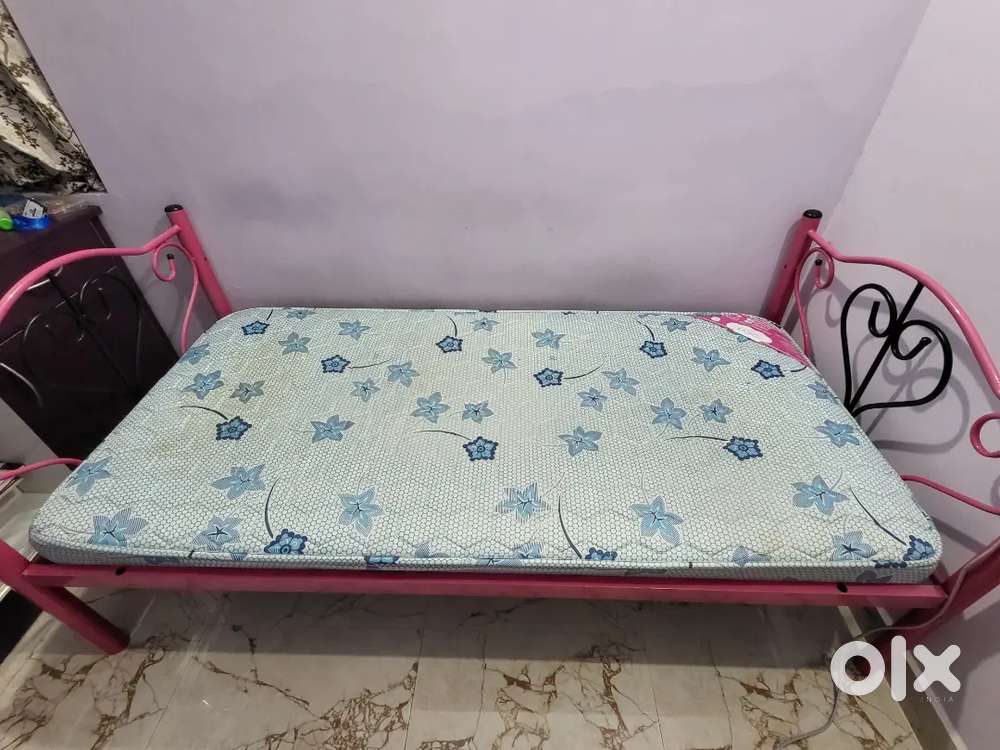 Single bed with Cirrus Mattress
