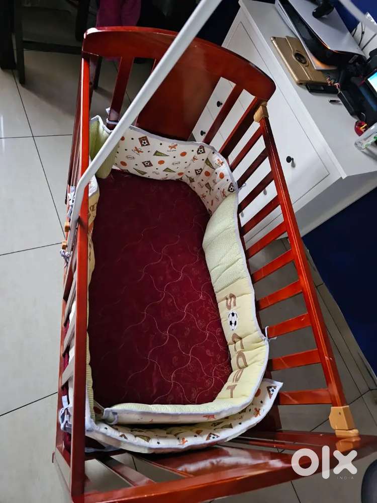 Baby hug crib
