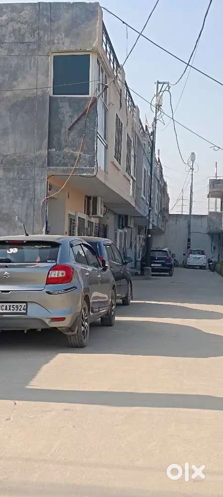 APPROVED PLOTS AND VILLA ON ROAD