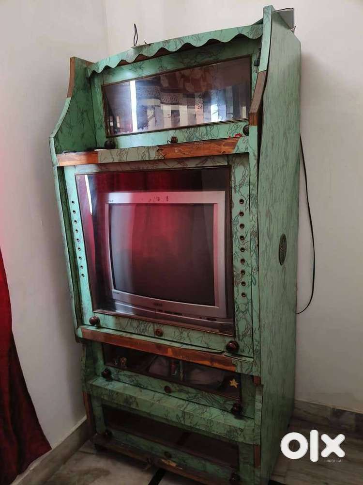AKAI COLOUR TV WITH TROLLEY