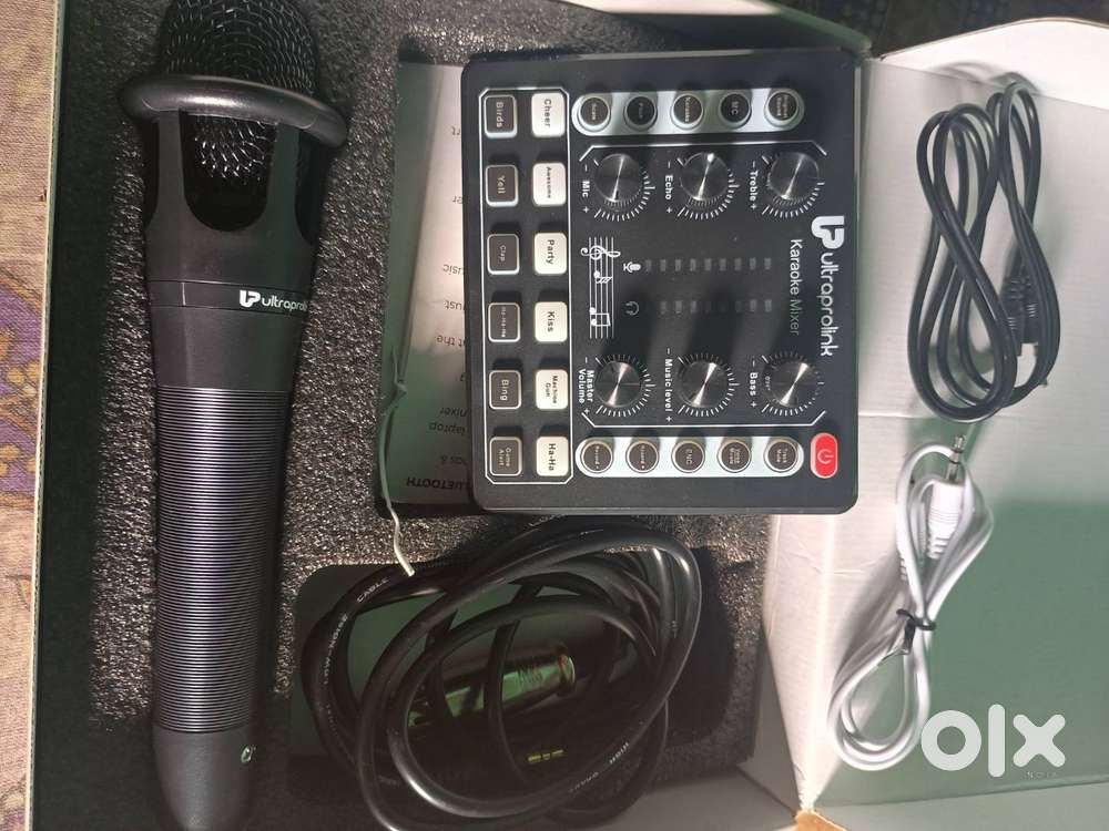 Wireless karaoke & live broadcast mixer