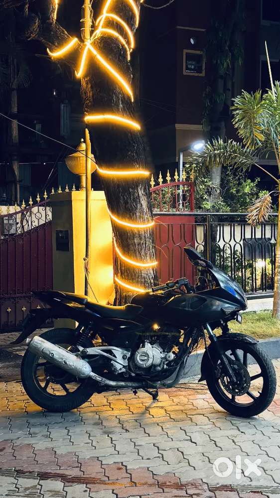 Bajaj Pulsar 220 Dts1